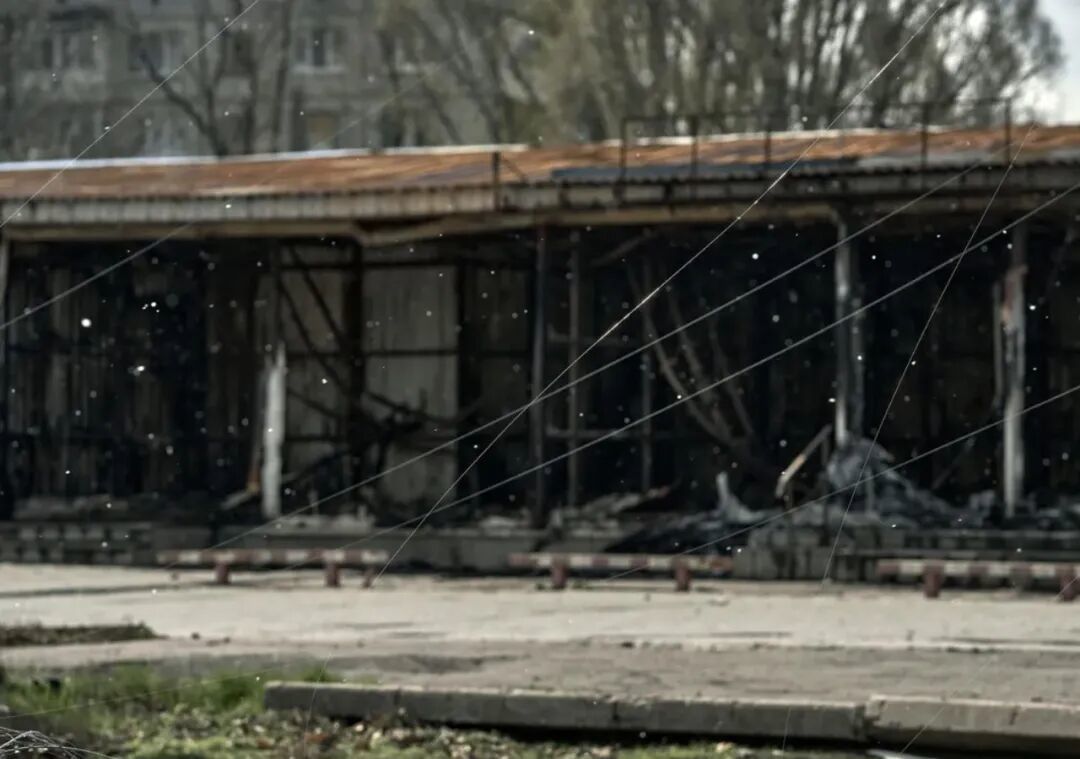 ◆2025年4月,波克罗夫斯克附近,光纤无人机留下的光纤线。随着战事发展,光纤无人机取代了原先的遥控无人机。