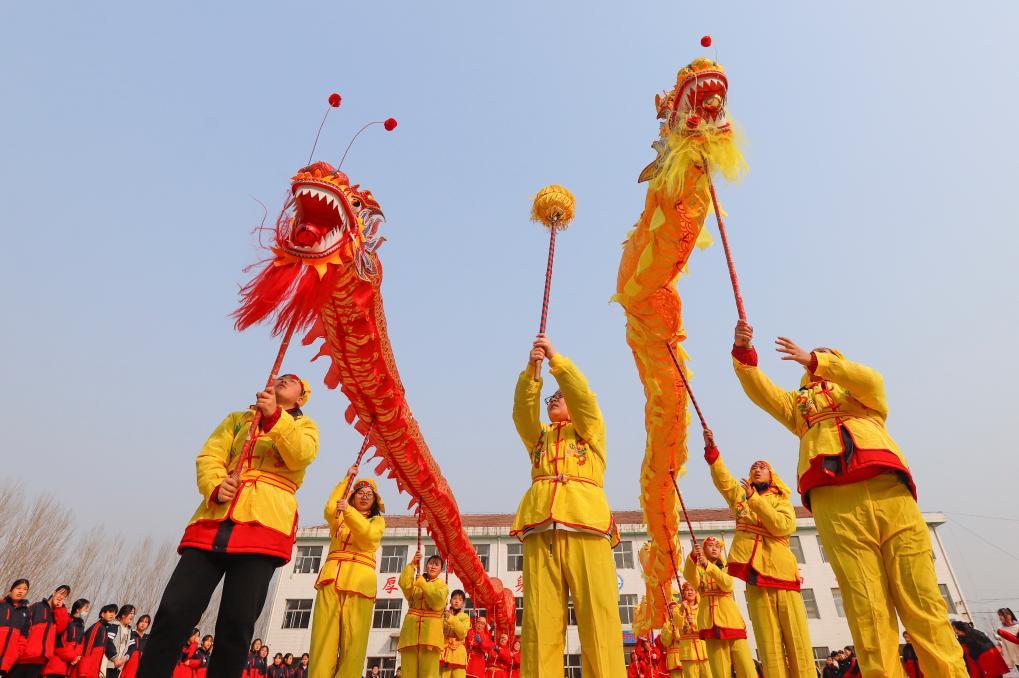 2月27日，河北省遵化市苏家洼镇下石河中学的学生在进行舞龙表演。 “二月二，龙抬头”来临之际，各地举办丰富多彩的活动，喜迎传统节日。新华社发（刘满仓摄）