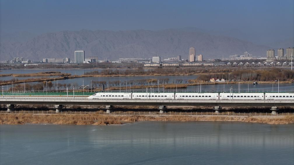 12月23日，包银高铁首发列车D4667次动车组行驶在石嘴山境内（无人机照片）。新华社记者王鹏 摄