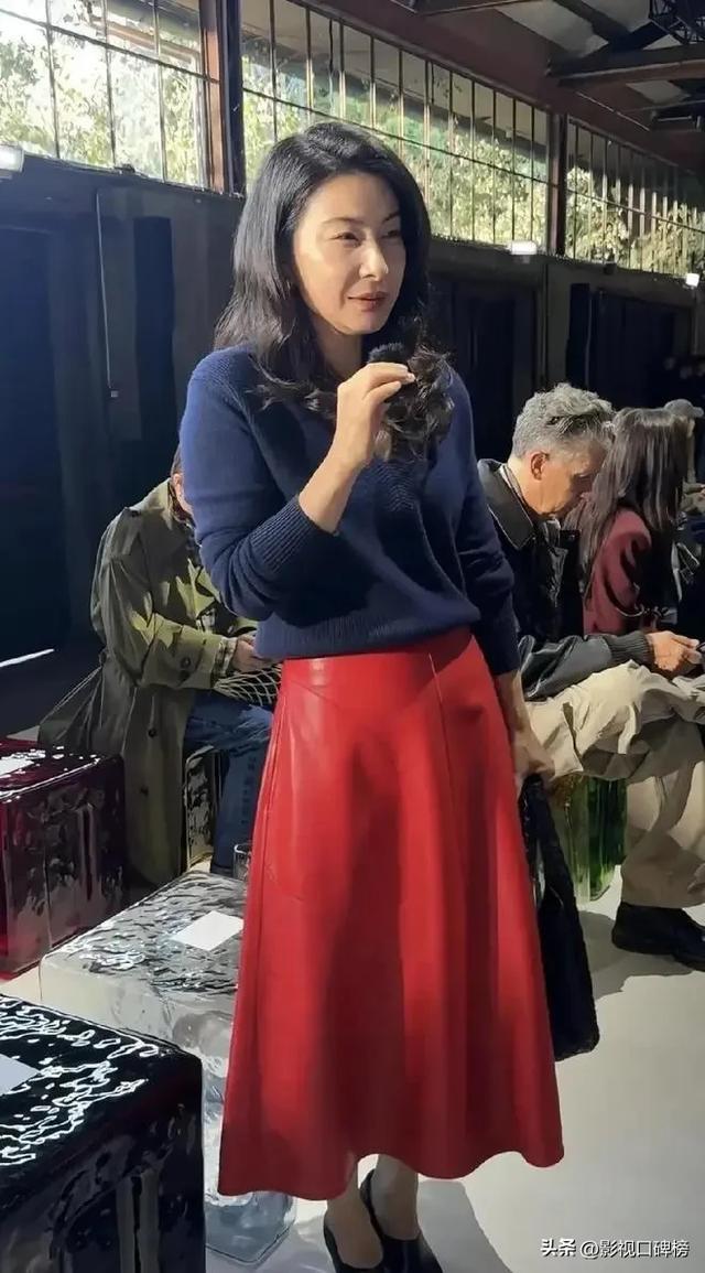 郭晶晶出席米兰时装周，气场大开，很贵气，脸圆了一圈，有点驼背