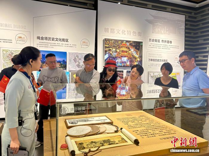 圖為30日，昌臺婚姻家庭聯誼活動在江西省南昌市舉行，兩岸婚姻家庭成員參訪南昌城市規劃館。朱瑩 攝