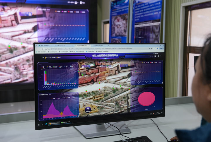 布达拉宫监测中心的工作人员在查看布达拉宫结构健康监测平台（2024年12月4日摄）。新华社记者 晋美多吉 摄