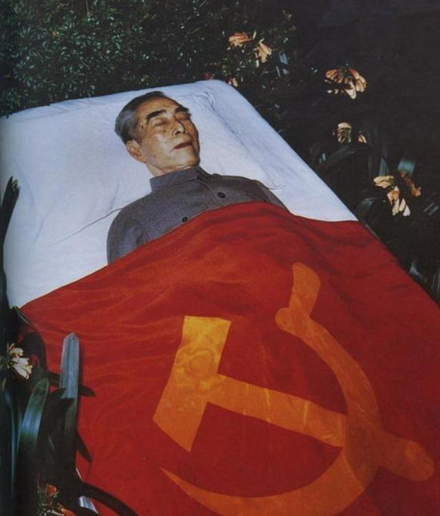 图为周恩来的遗体，在生命的最后几年，他忍受着癌症的折磨，为国家和人民鞠躬尽瘁。