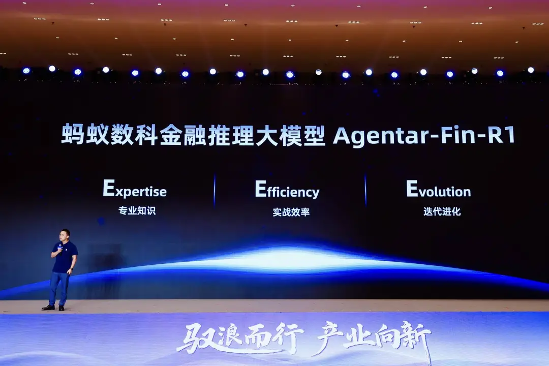 小米 AI 眼镜目标年出货量超 500 万台/鸿蒙版微信安装量破千万/苹果首次在华关停直营店