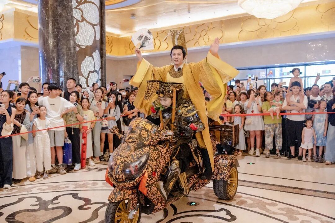 郑国霖在景区当NPC 图/受访者提供