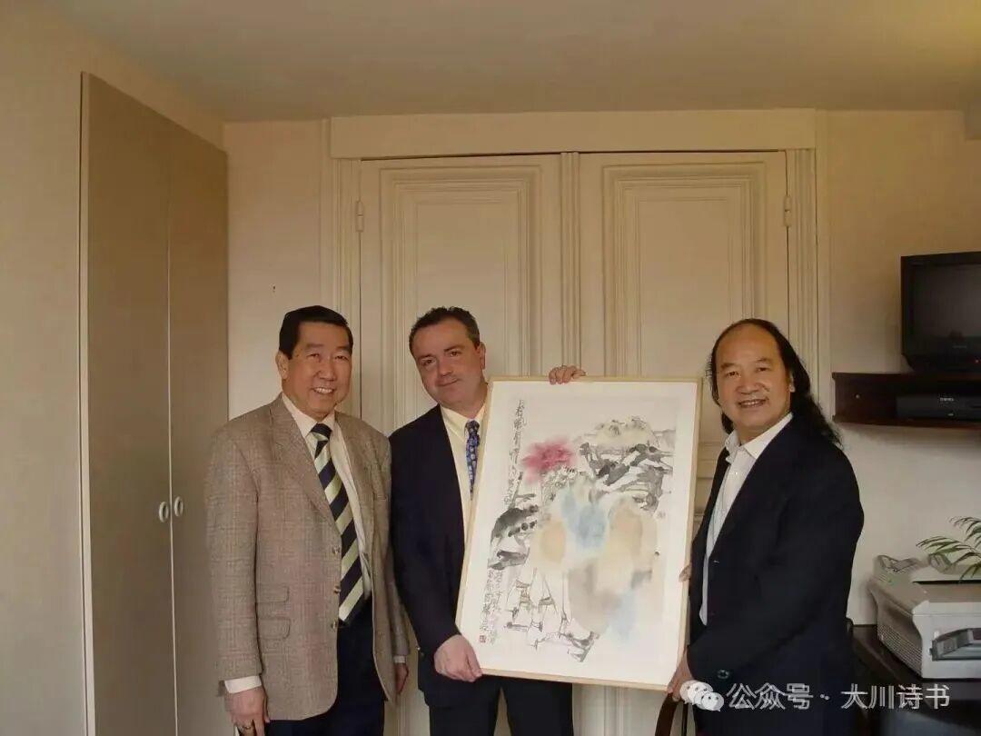 ▲周华君(右一)向法国总统府赠画