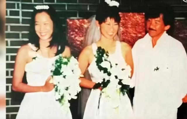 叶蒨文为67岁朱玲玲庆生，一头白发真实自然，两人年逾60仍显年轻