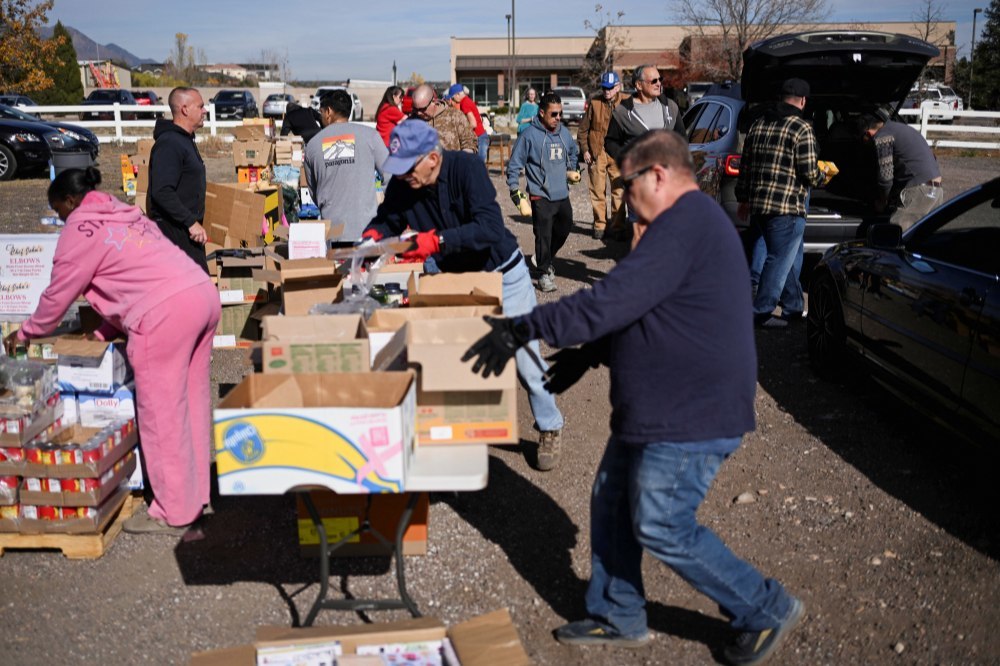 当地时间2025年11月7日,美国科罗拉多州科罗拉多斯普林斯市,美国政府“停摆”持续,美国民众排队领救济。 东方IC