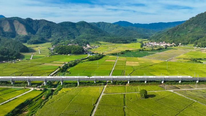 2025年9月29日,动车组列车疾驰在向莆铁路福建三明段(无人机照片)。新华社发(张海根 摄)