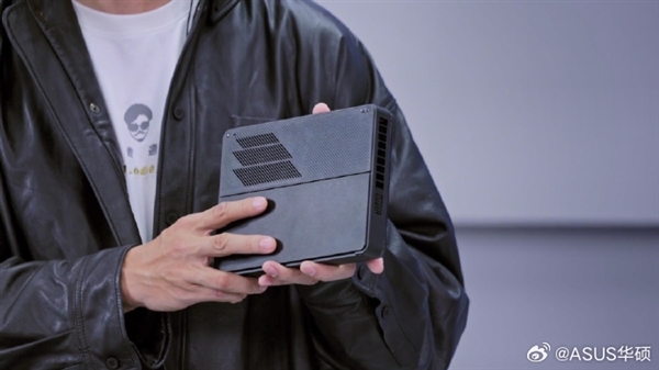 RTX 5090、双雷电5加持!ROG最强显卡扩展坞发布