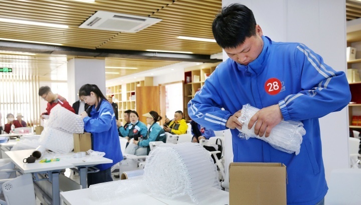 快递员在进行技能竞赛