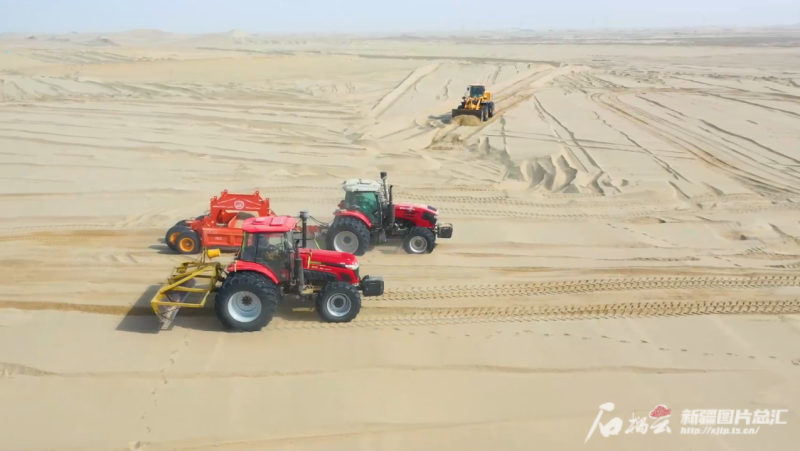 2月7日，和田县8700亩防沙治沙造林项目现场，拖拉机、推土机等正在进行推平作业，为春季造林做准备。图/和田地区融媒体中心提供