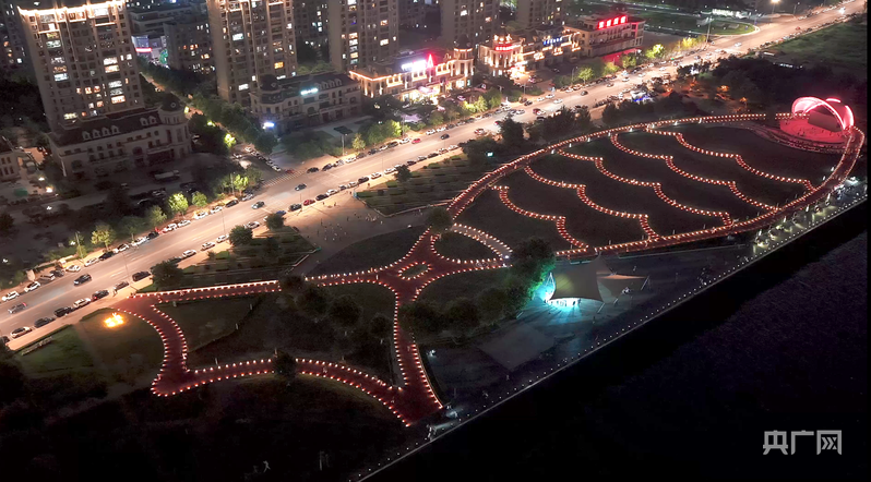 俯瞰夜间“发光鱼”图案(央广网发 甘井子区委宣传部供图)