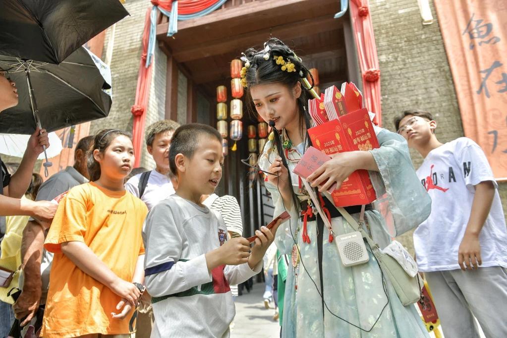 5月1日,横店影视城推出的沉浸式片场体验项目让游客“一秒入戏”。新华社发
