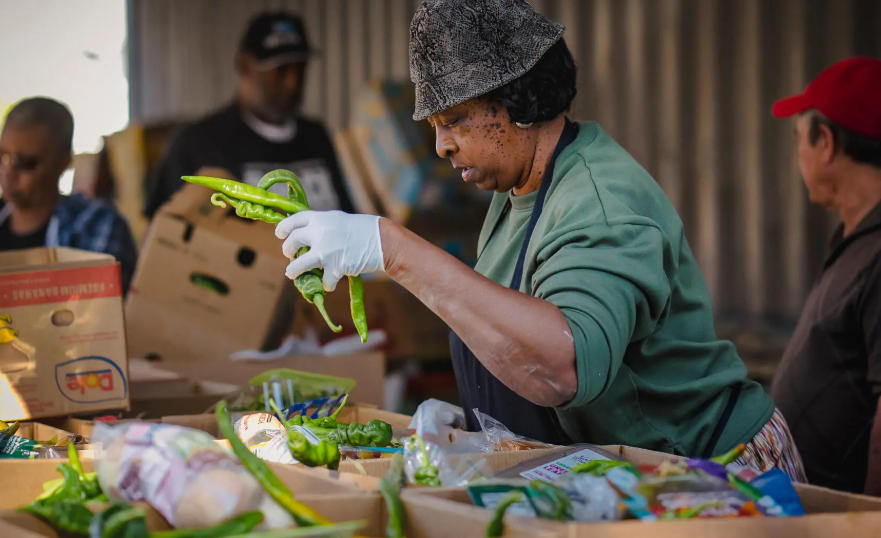 美国民众排队领取救济食品。不断上涨的电费正在挤压居民们的每月预算。