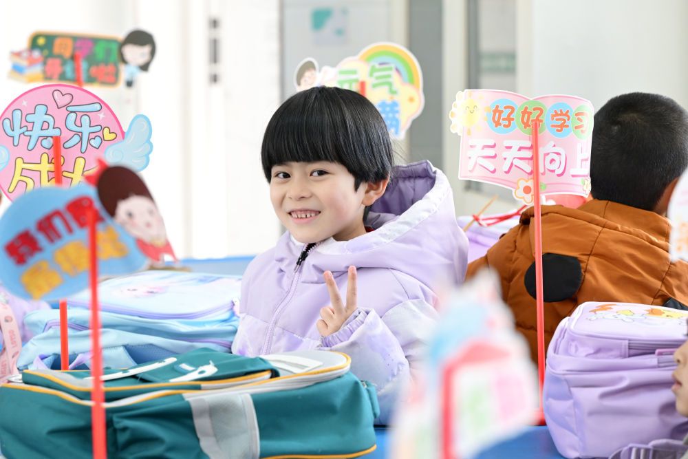 2月16日，宁夏银川市金凤区第一小学学生在教室里准备领取新课本。新华社发（袁宏彦 摄）