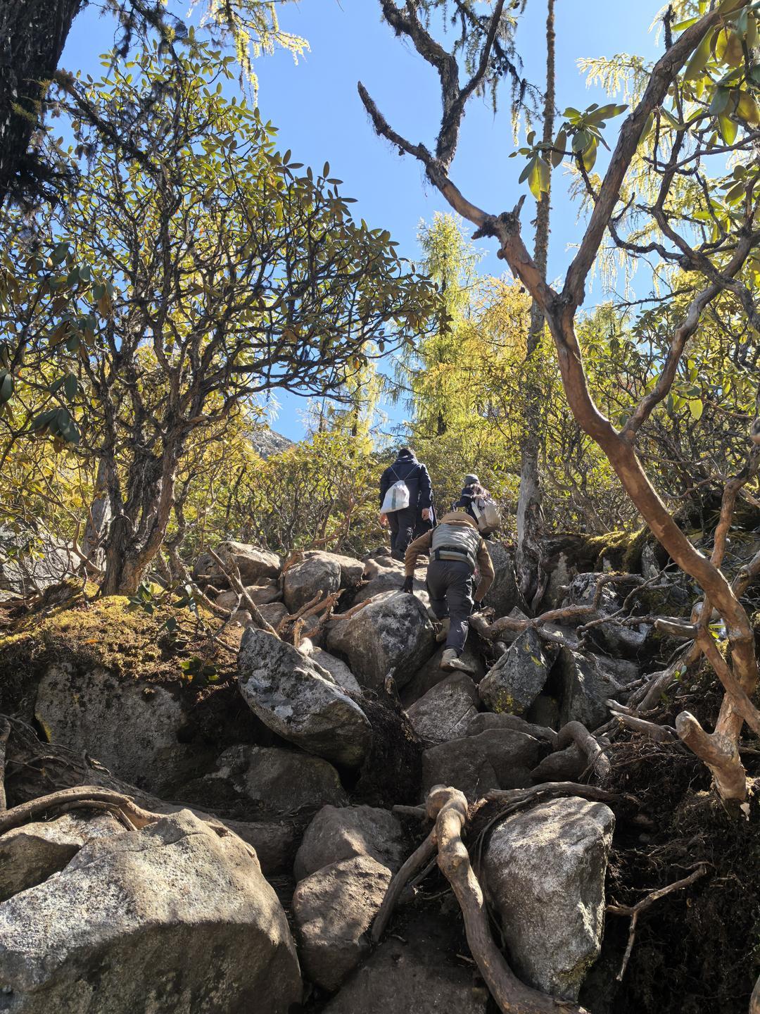 ▲红星新闻记者重走党岭徒步路线