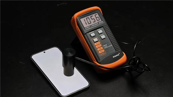 便宜大几百 配置却更顶！子品牌手机开始“骑脸”自家大哥了