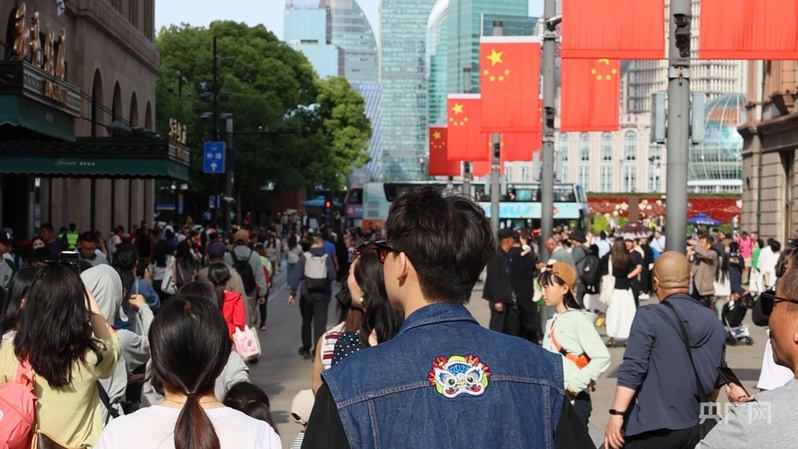 人潮涌动的南京路步行街(央广网见习记者 何智康 摄)