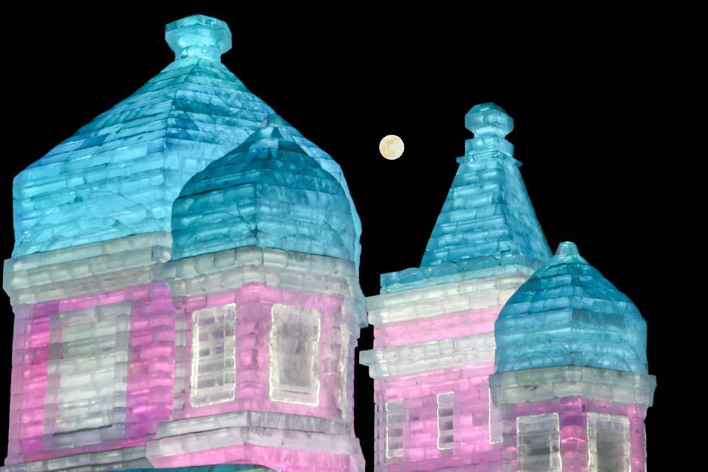 ↑哈尔滨冰雪大世界。新华社记者 黄伟 摄