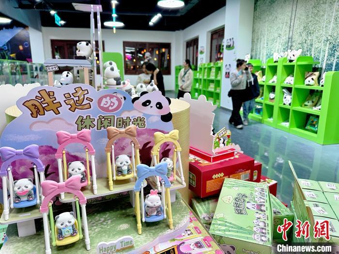 图为4月25日，武都万象街景区内熊猫文创产品。高展　摄