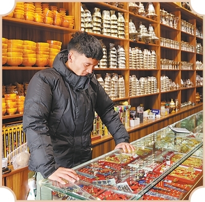 唐嘎边贸市场的尼泊尔店主廷莱在盘点货品。环球时报记者 范凌志摄