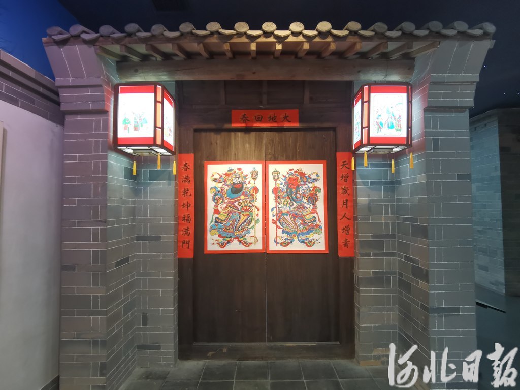 武强年画博物馆里,情景再现了张贴着《鞭锏门神》年画的北方农家小院大门。河北日报资料片