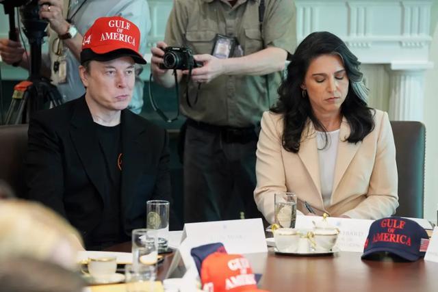 马斯克戴俩帽子赴内阁会,“博眼球”遭质疑,和特朗普的关系复杂