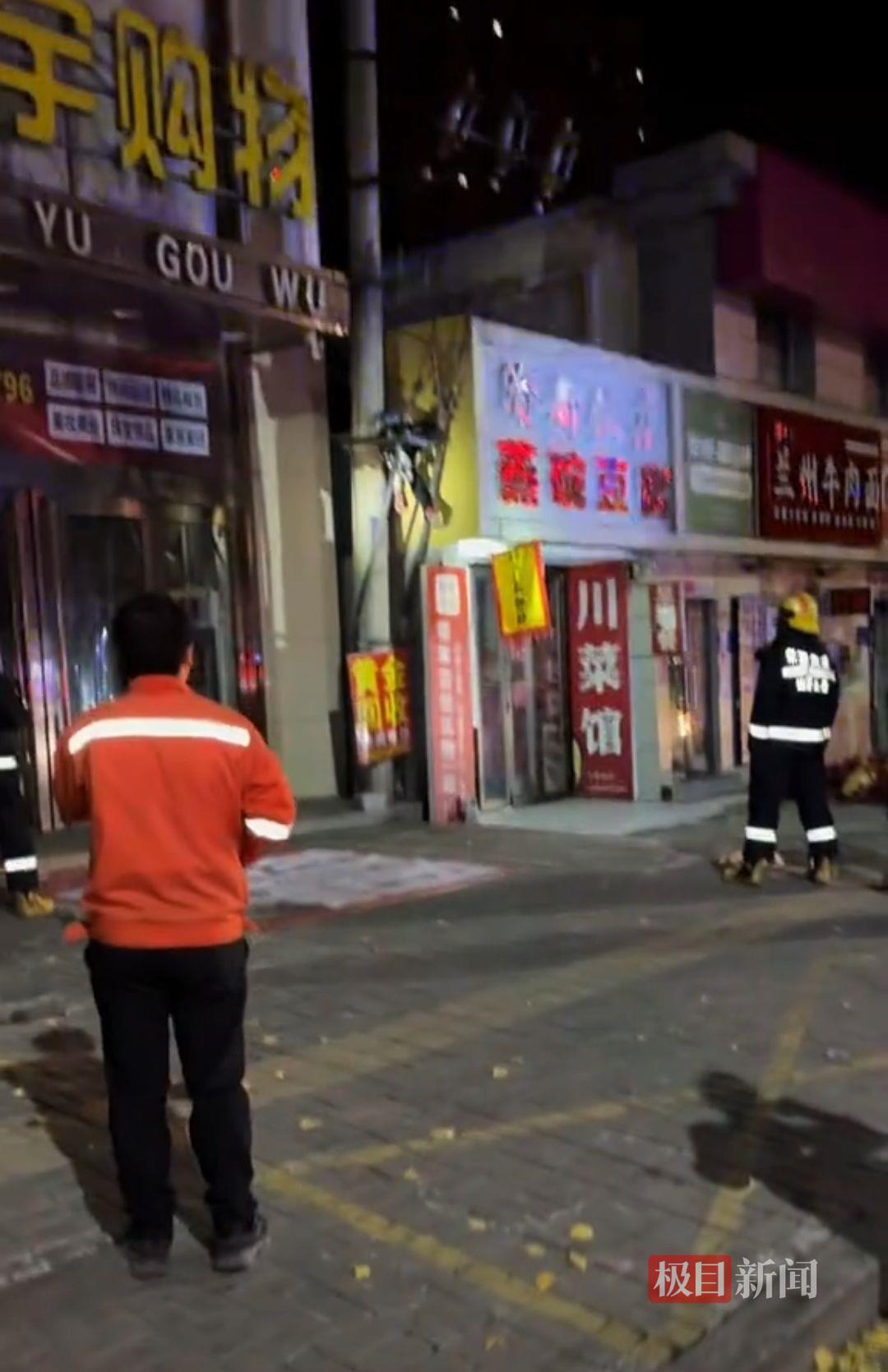 山西太原一男子挂在高压电线杆支架处(受访者供图)