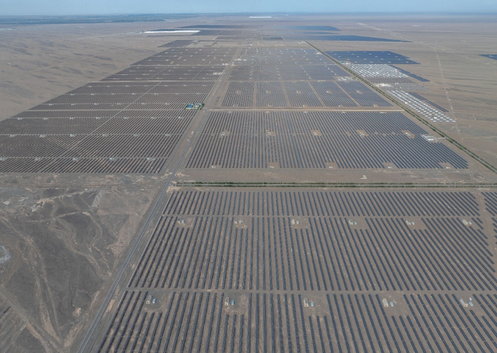 ▲新疆哈密巴里坤哈萨克自治县国家电投哈密石城子电站，一望无际的光伏电板一直延伸到视野尽头。记者 崔力 摄/视觉重庆