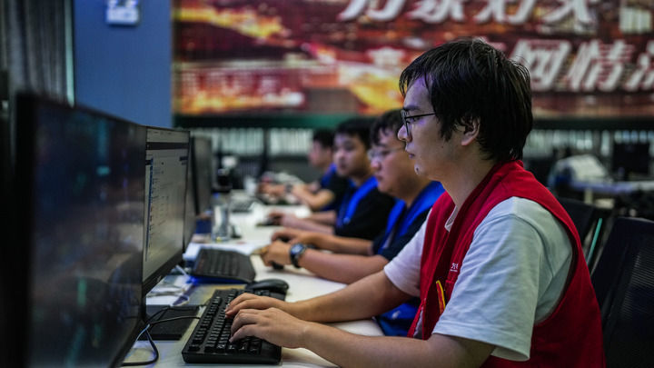 贵州电网信息中心的工作人员在进行日常数据维护（2025年8月19日摄）。新华社记者 陶亮 摄