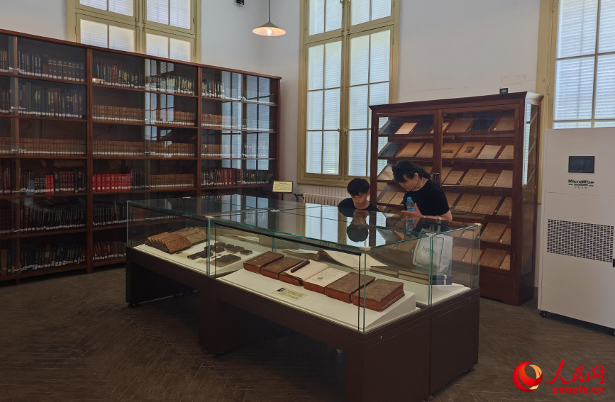 游客参观北疆博物院图书室。人民网记者 孙一凡摄