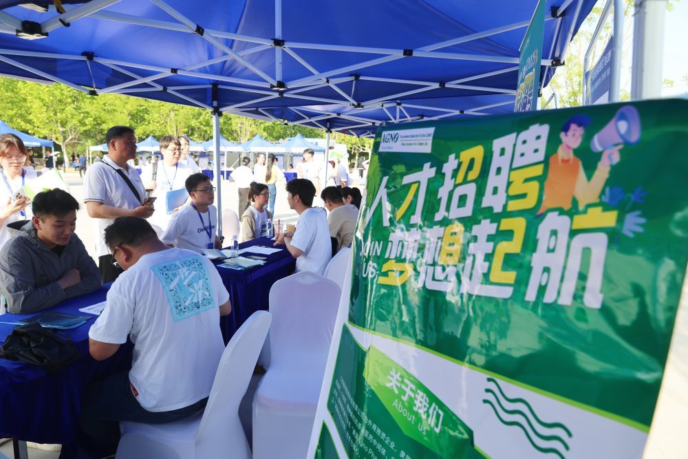 2025年5月21日在江蘇連云港拍攝的“千校萬企供需對接會”（連云港專場）暨江蘇省2025屆高校畢業(yè)生就業(yè)“百日沖刺”行動招聘會現(xiàn)場。線下百余家企業(yè)和線上千余家企業(yè)共提供超1萬個工作崗位,，涵蓋生物醫(yī)藥,、集成電路、智能制造等行業(yè),。新華社記者 毛俊 攝