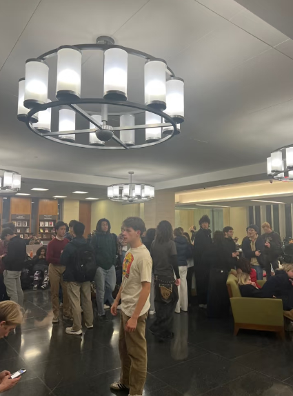 ▲躲进临时避难区域的学生