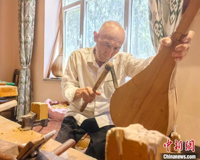 6月25日，76岁的依明&middot;吾守尔在新疆疏附县吾库萨克镇托万克吾库萨克村民族乐器手工坊制作乐器。　胡嘉琛 摄