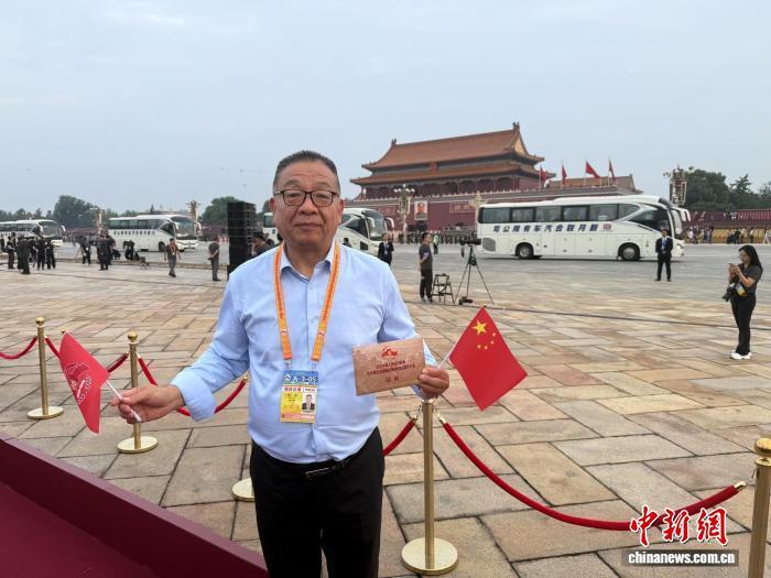 9月3日，罗马尼亚《欧洲侨报》社长高进在中国人民抗日战争暨世界反法西斯战争胜利80周年纪念活动现场。(受访者供图)