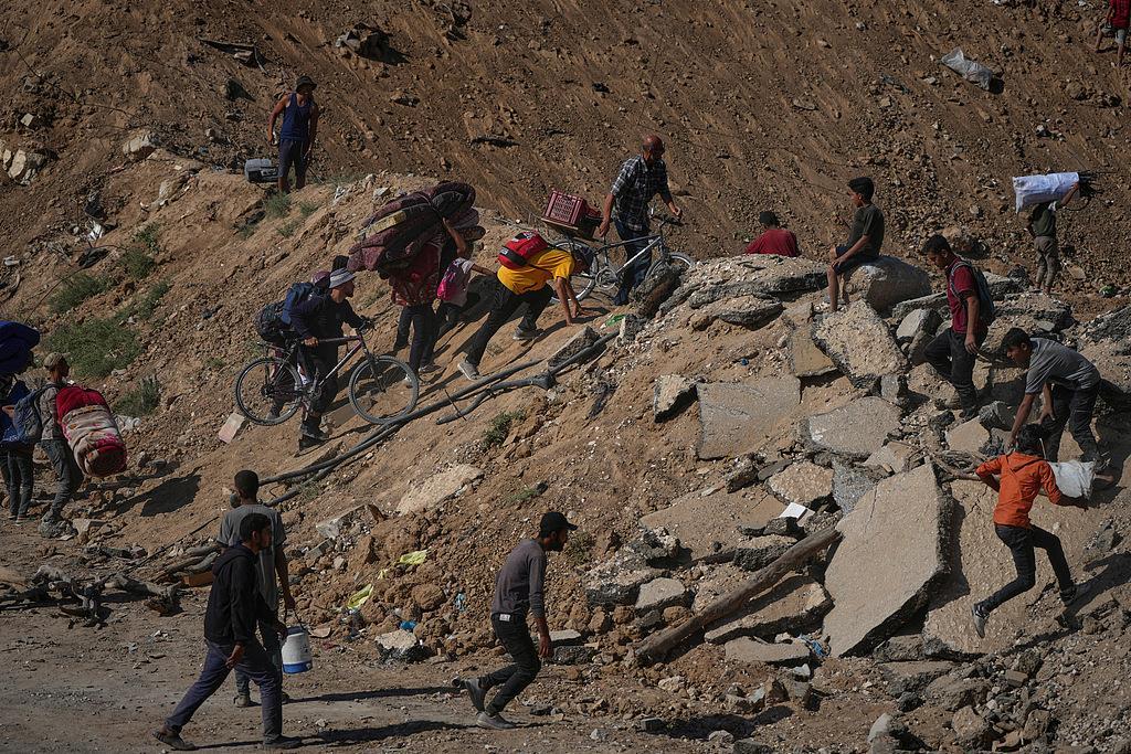 △當(dāng)?shù)貢r(shí)間10月10日,流離失所的巴勒斯坦人從加沙中部徒步前往加沙地帶北部。