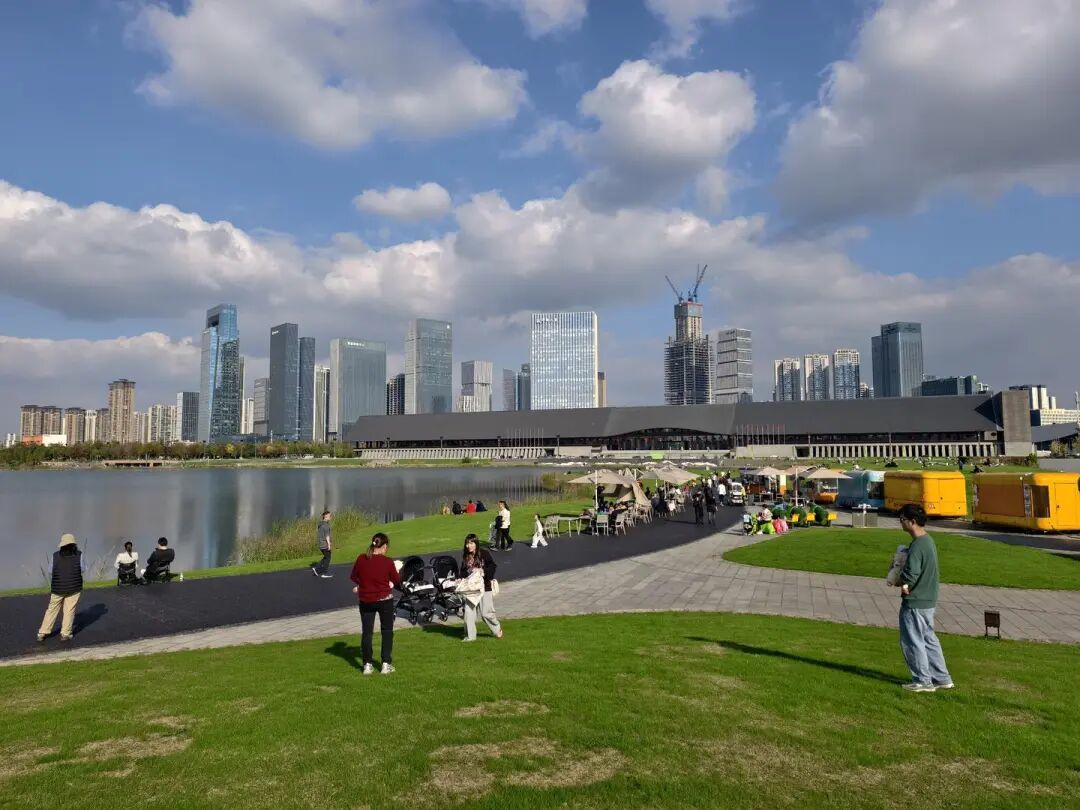 ▲11月15日，成都市民在天府公园里散步、游玩，乐享周末悠闲时光 图据IC photo