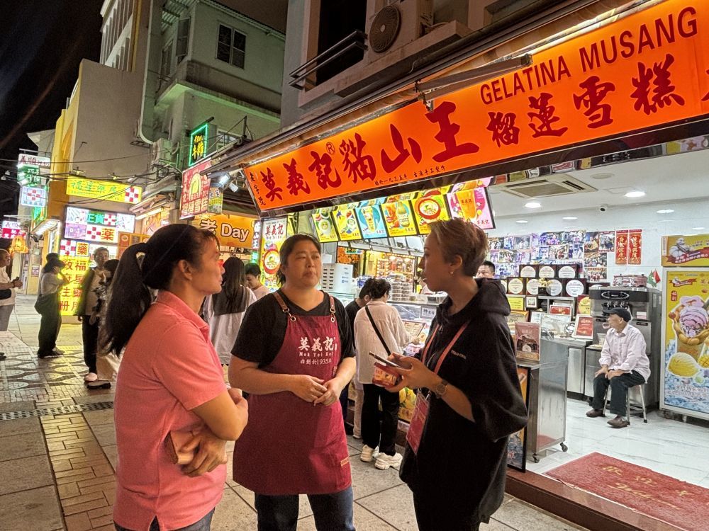 梁葵枝(左)接受记者采访。新华社记者 李春宇 摄