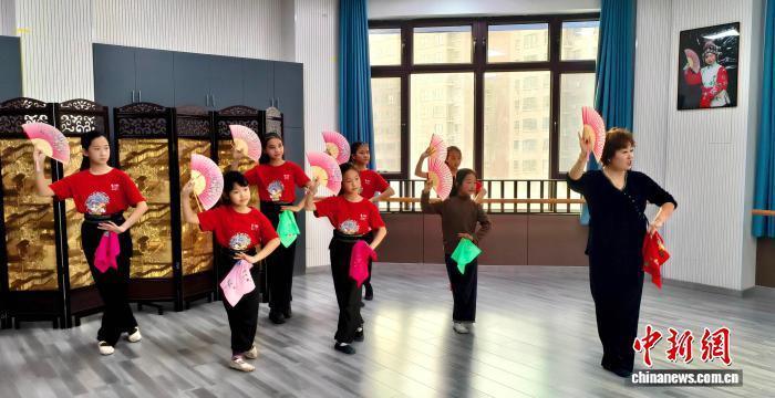 “守艺人”周晓宁教学生戏曲身段。杨柳青 摄