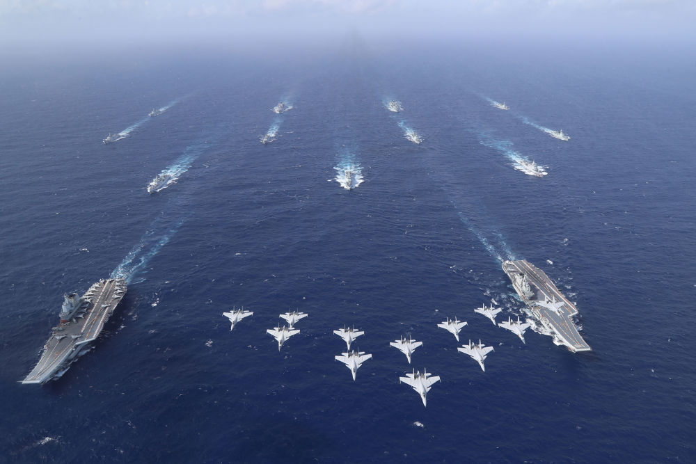 2024年10月下旬,海军辽宁舰编队开展远海实战化训练。其间,辽宁舰、山东舰编队首次开展双航母编队演练。新华社发(陈梦曦摄)