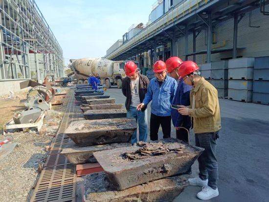 李水根博士在厂区和技术人员交流