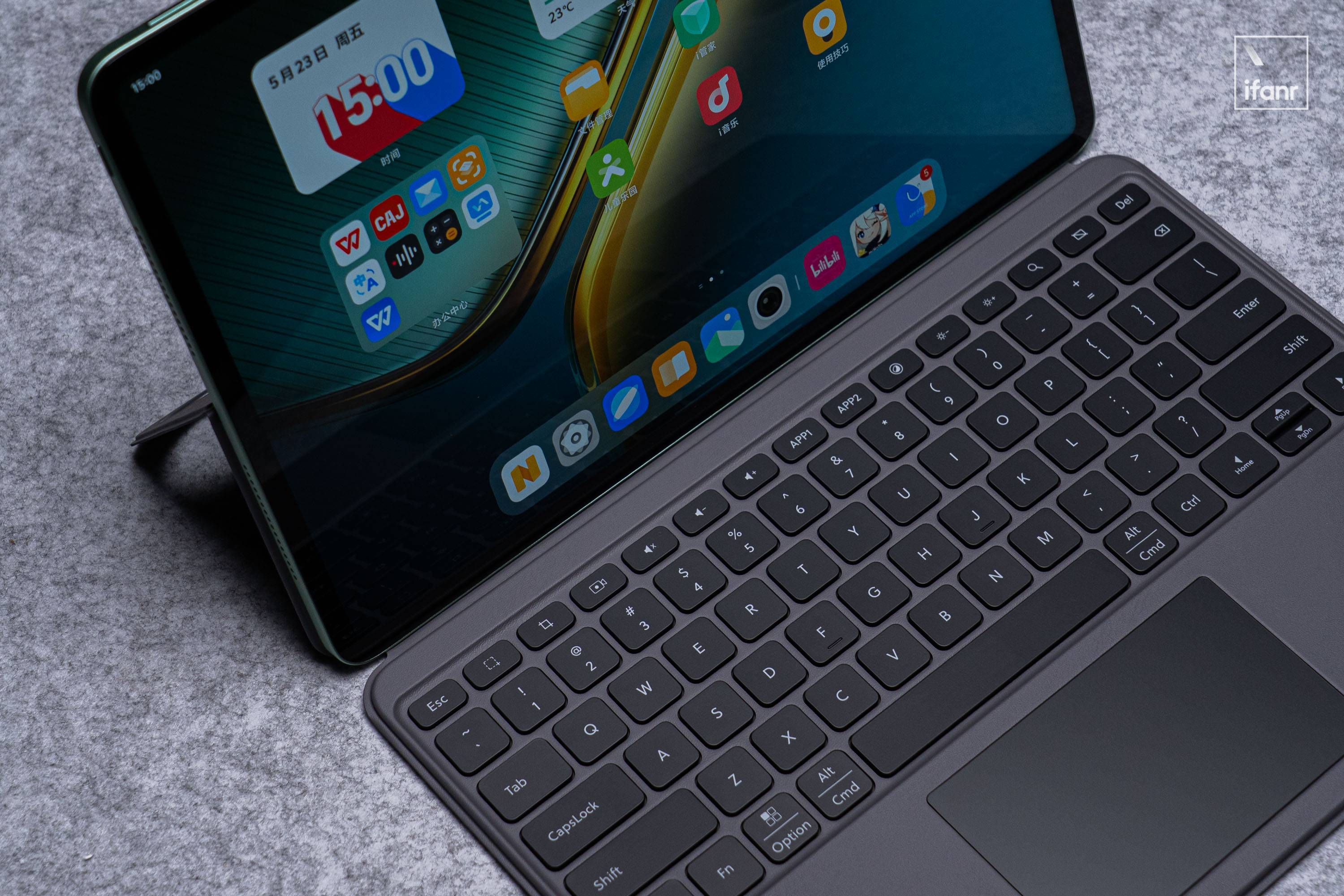 iQOO Pad 5 Pro:专注打游戏,也当生产力 | 新品画报