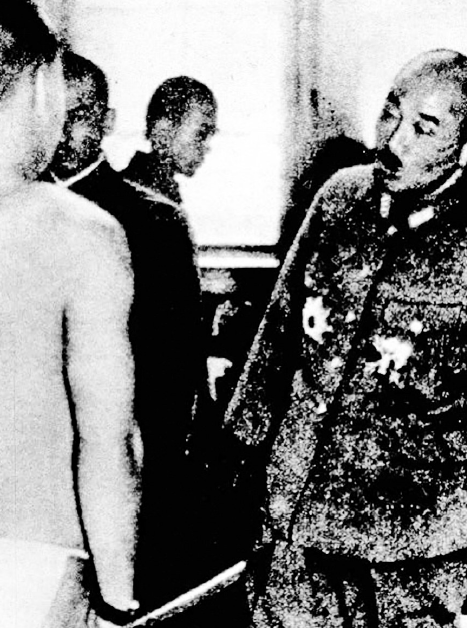 二战期间，日本在朝鲜半岛强制征兵。图为征兵检查现场。