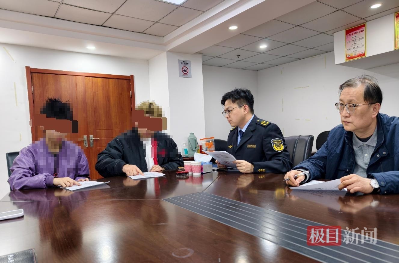 涉事双方(左一、左二)达成调解协议