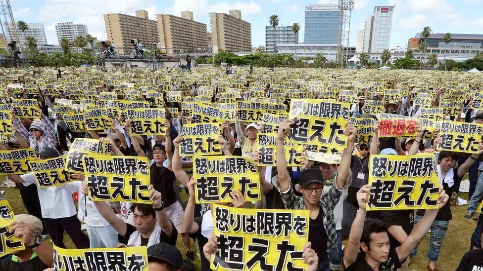 2016年,美军驻冲绳基地一文职雇员强奸并杀害一名20岁当地女性后,大量冲绳居民聚集抗议