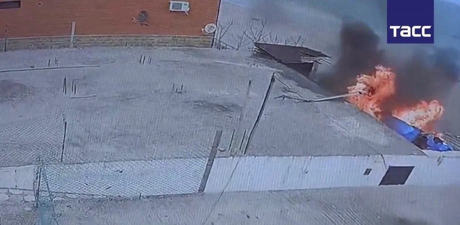 △直升機(jī)墜毀并起火畫(huà)面