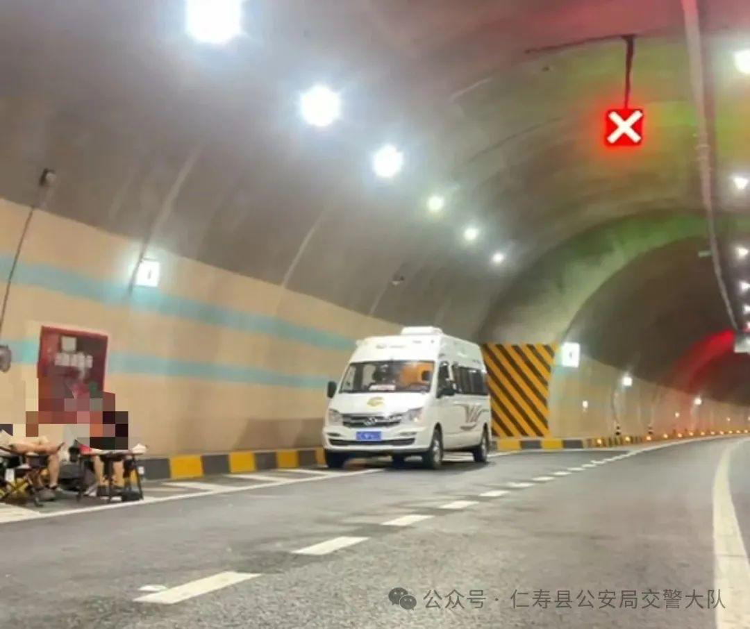 ▲事发现场,车辆停放在隧道内应急车道上 图据仁寿交警