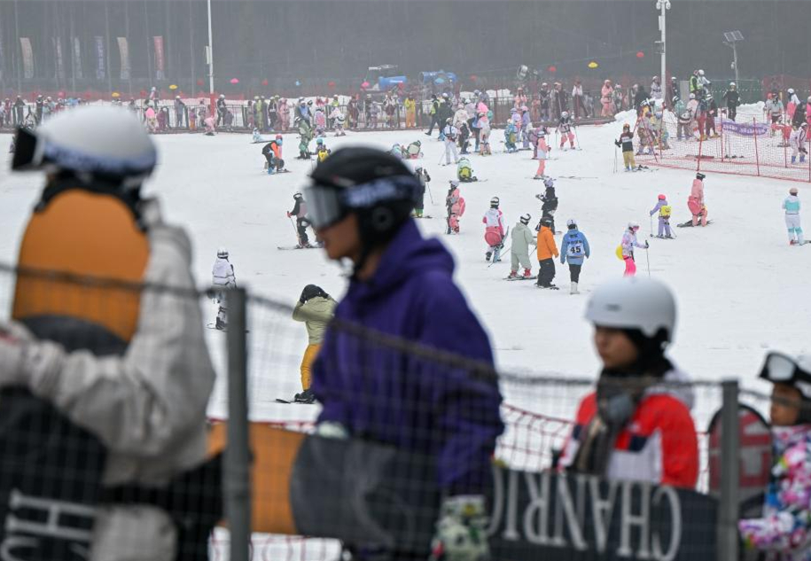 1月23日，游客在神农架中和国际滑雪场滑雪。（来源：新华社）