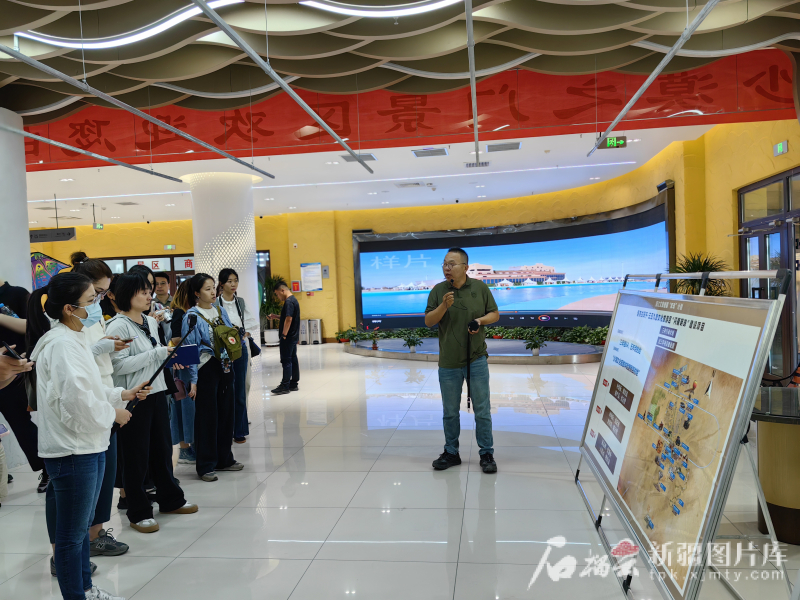 8月12日，采访团在塔克拉玛干&middot;三五九旅文化旅游区采访。
